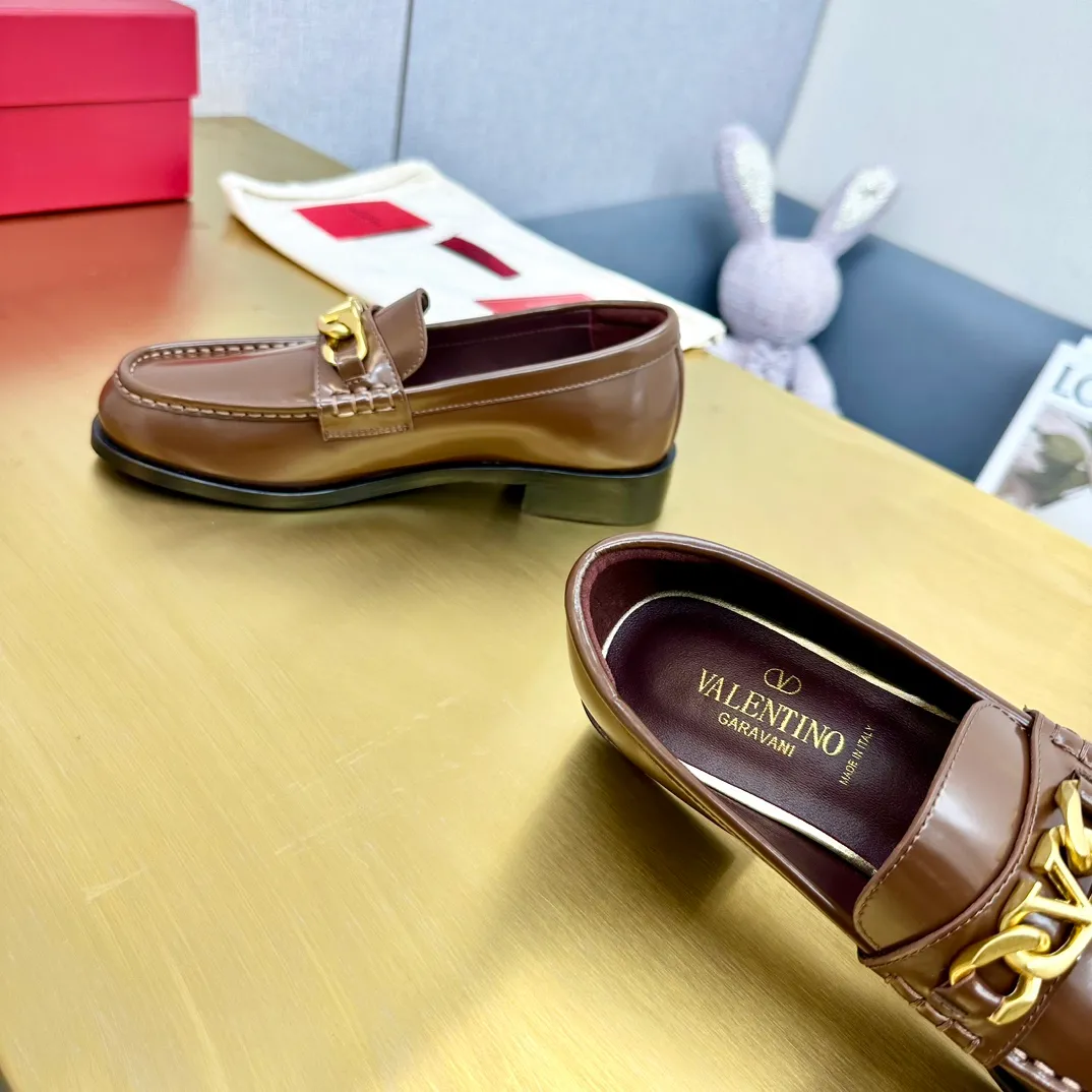 👟👟Ex-factory price 640👟👟 (genuine leather sole) 2024 [VALENTINO] Valentino's early spring fashionable slip-on loafers are hot new🆕 Versatile style with temperament💃🏻 Slay the whole audience immediately when you put it on [Love] The ultra-simple design is more timeless and attractive! Fashionable and neat feeling, it is a magic tool for increasing your height and slimming down ✨ The shoe collar is specially added with anti-wear latex! You won't feel tired after walking all day long🦶🏻 The upper is made of open-edge beaded cowhide fabric and matched with calfskin lining, which is full of texture. The bottom thickness is 4.0cm. Color: black, brown, coffee. Size: 35-40. Available from factory.